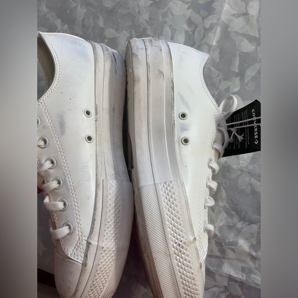 Converse Classic White  Sneakers. Very dirty, needs to be clean . - Picture 4 of 5